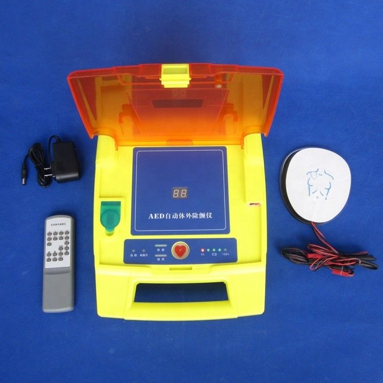 Automatisiertes externes Defibrillator-Training mit Stimmeförderung